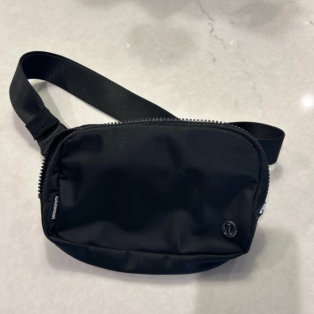 Lululemon Everywhere Belt Bag